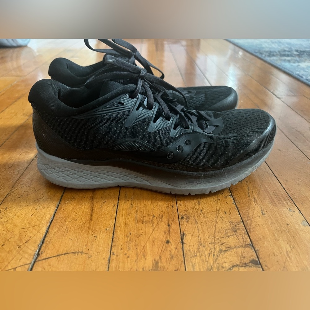 Women’s Saucony Everun in Black & Gray, size 8